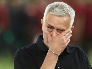 Dojatý José Mourinho po tom, ako doviedol AS Rím k triumfu v Európskej konferenčnej lige. 