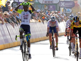 Biniam Girmay sa stal víťazom klasiky Gent - Wevelgem 2022. 