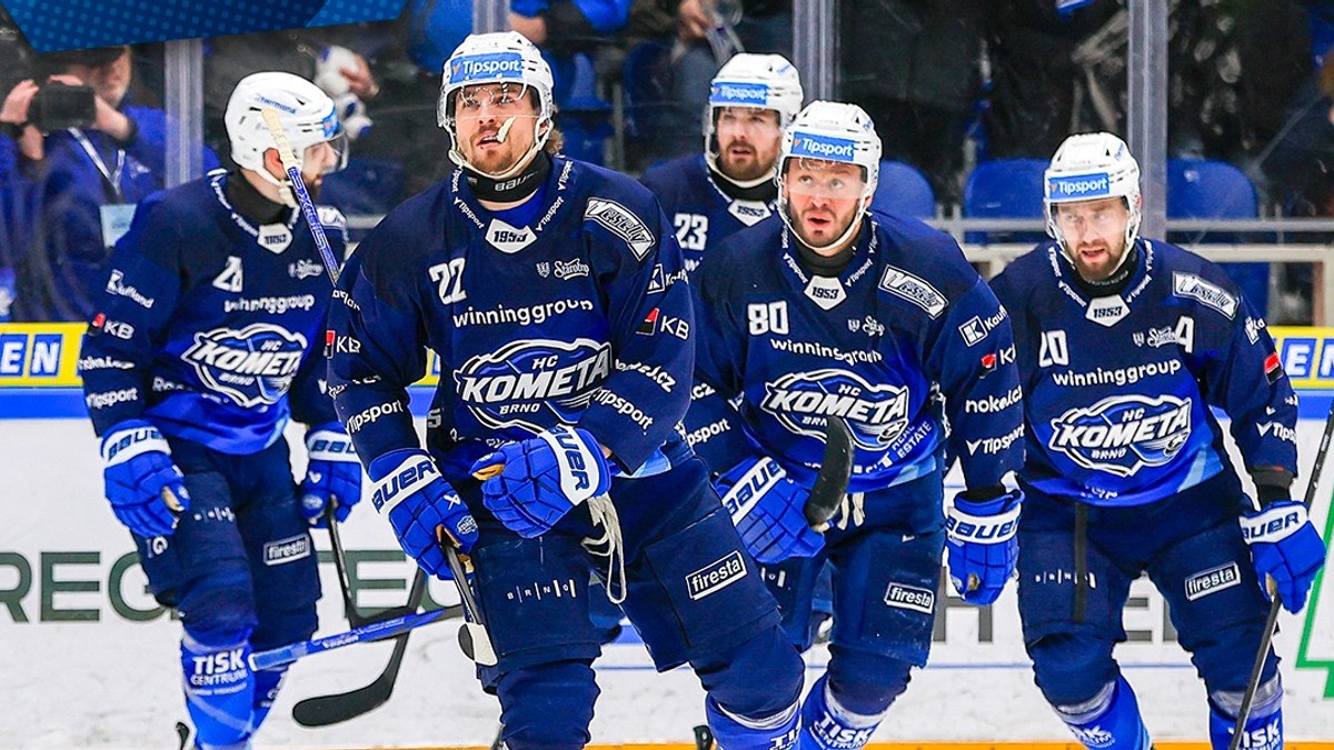 Kristián Pospíšil oslavuje gól za Kometu Brno.