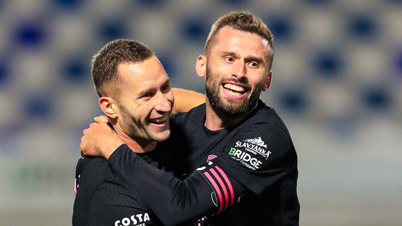 Pavol Šafranko (vpravo) v objatí so spoluhráčom