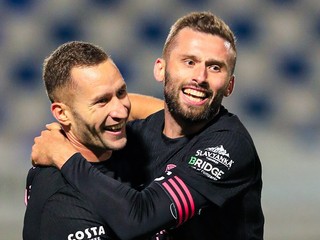 Pavol Šafranko (vpravo) v objatí so spoluhráčom