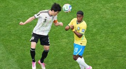 Japonec Shogo Taniguchi (3), vľavo, sa vrhá po lopte spolu s Brazílčanom Endrickom (19)