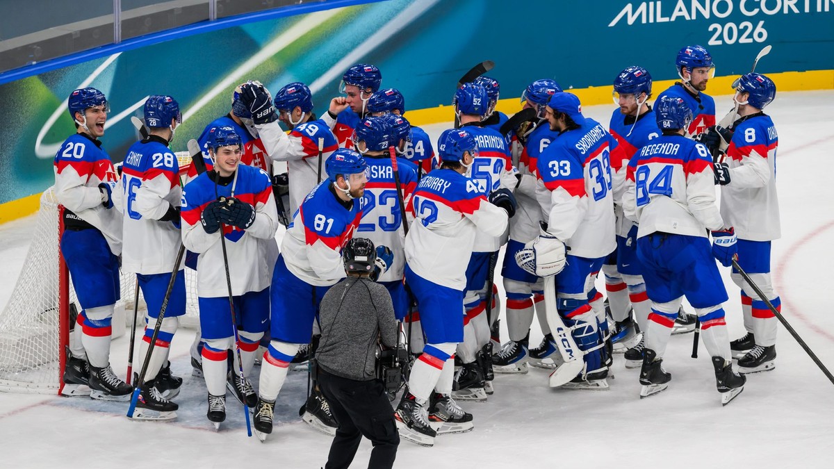 Slovenskí hráči sa radujú po zápase základnej B-skupiny Švédsko - Slovensko v ľadovom hokeji na zimných olympijských hrách 2026.