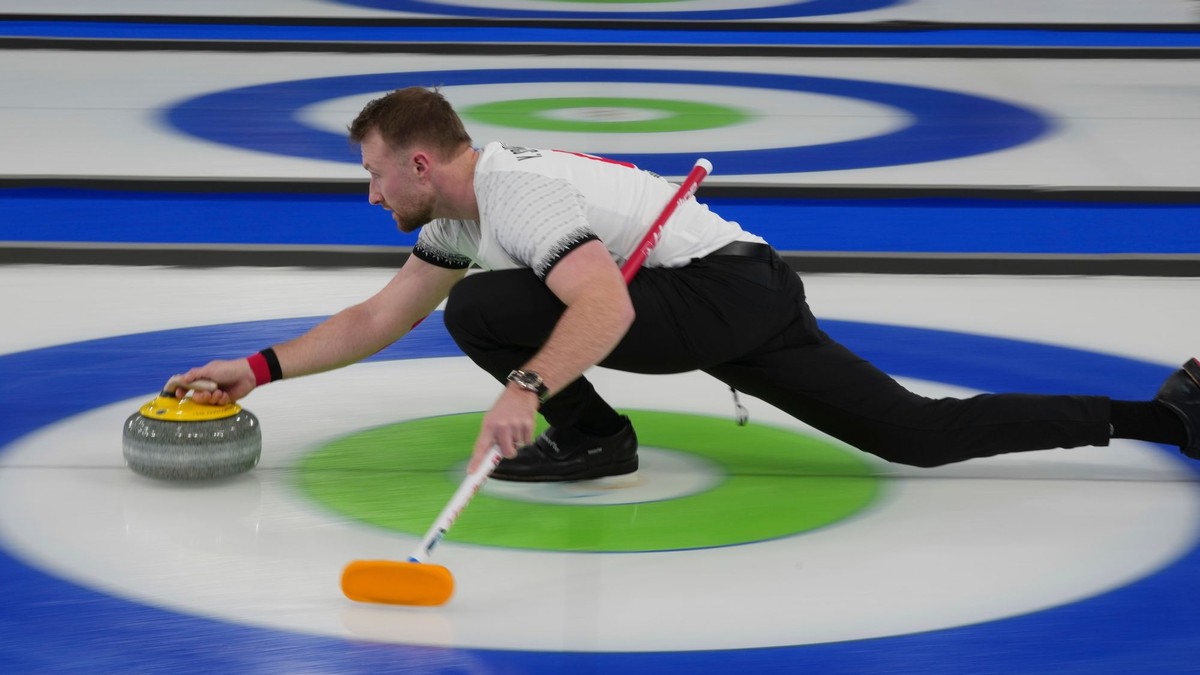 Yannick Schwaller počas curlingovej súťaže na ZOH 2026.