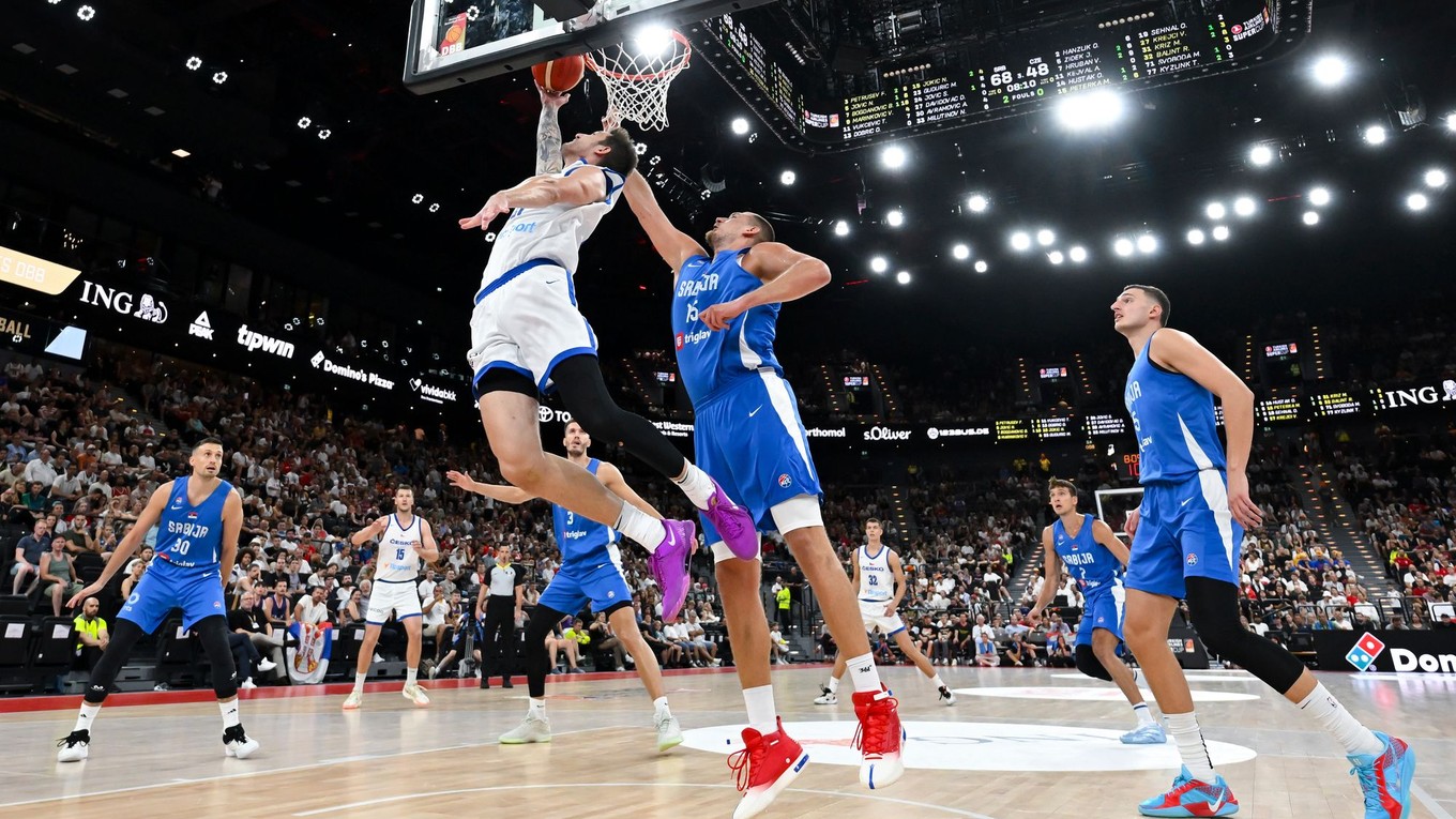 Vít Krejčí (Česko) a Nikola Jokič (Srbsko) v súboji o loptu.