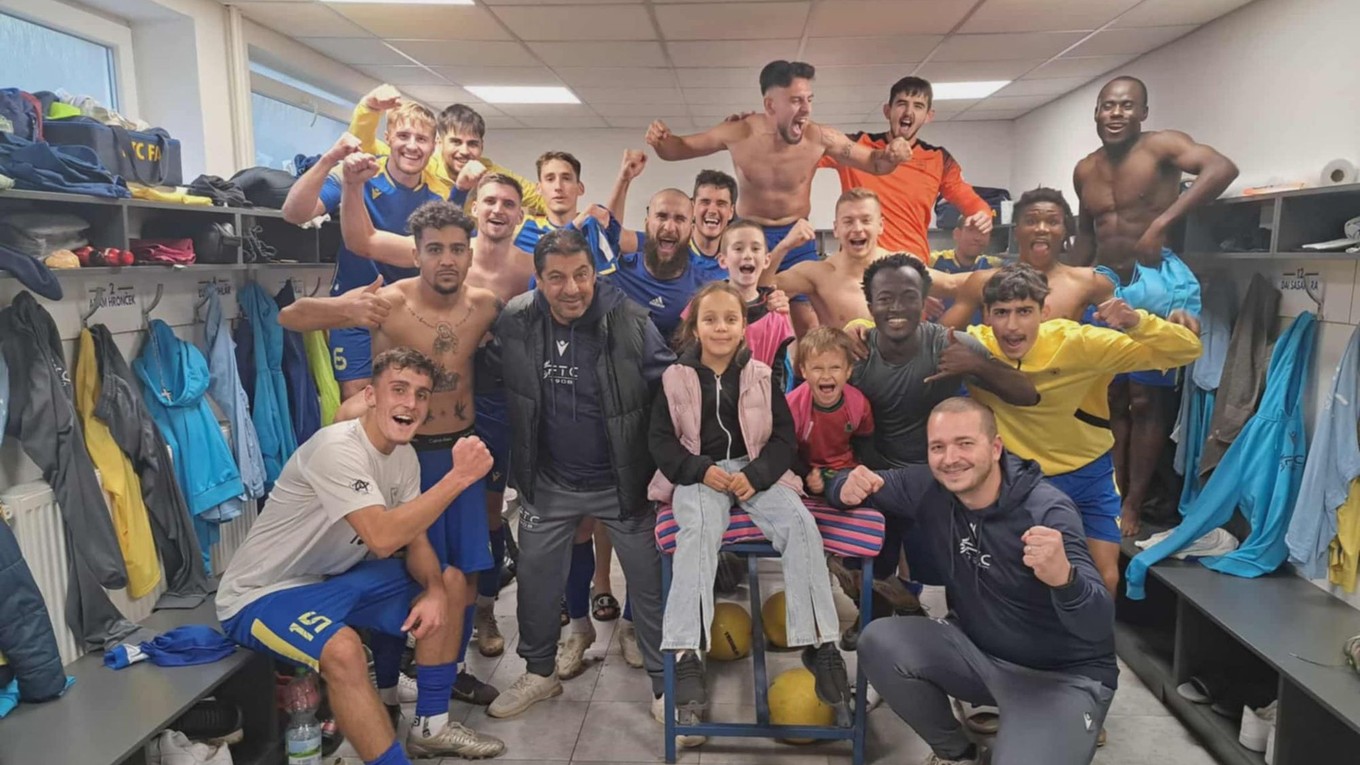 Víťazná fotografia z kabíny FTC Fiľakovo po zápase so Sláviou TU Košice.