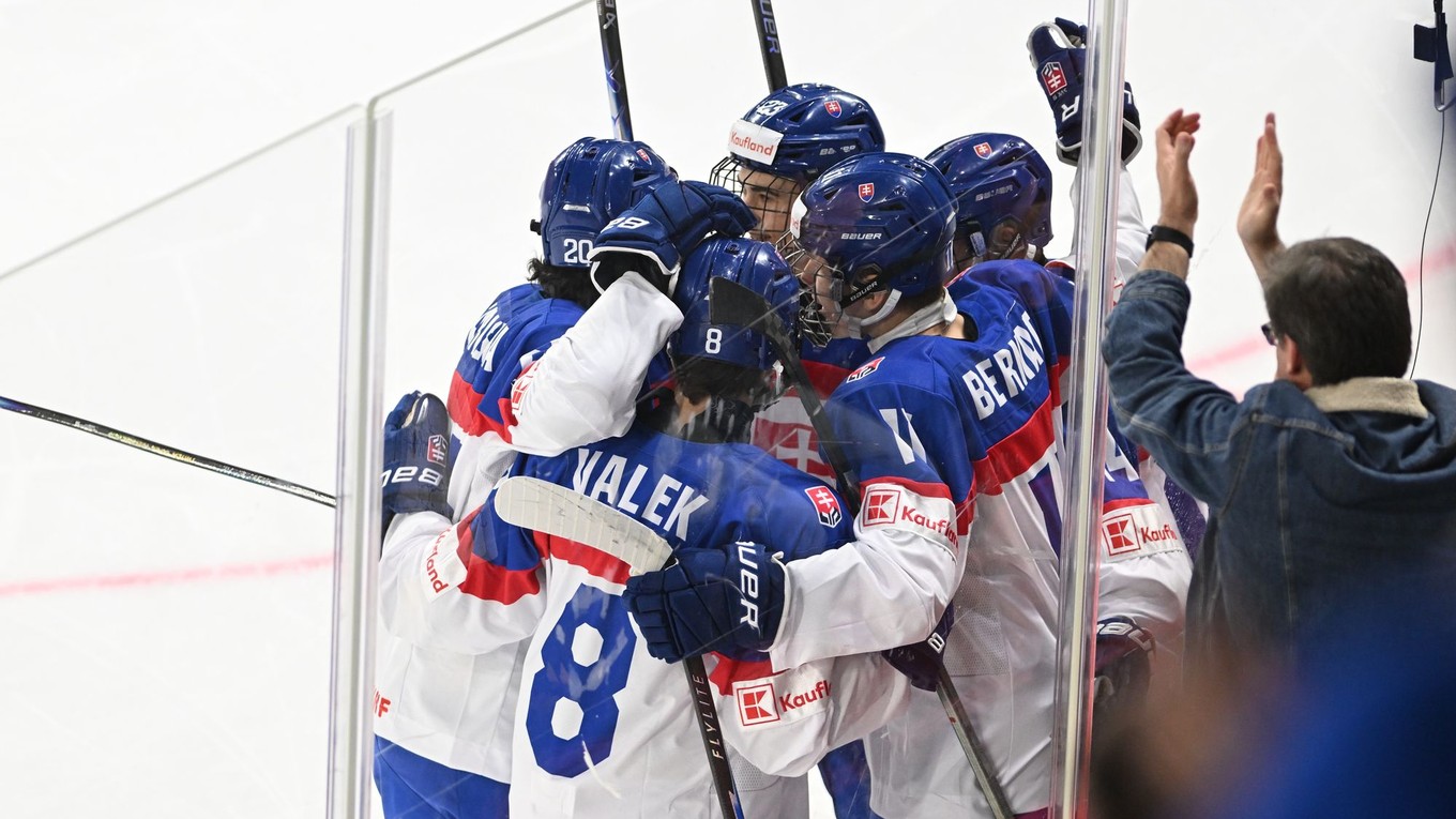 Na snímke radosť hráčov Slovenska po strelení gólu.