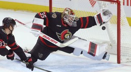 Na snímke brankár Ottawy Senators Linus Ullmark (35) chytá puk do lapačky počas zápasu zámorskej NHL.
