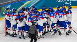 Slovenskí hráči sa radujú po zápase   základnej B-skupiny Švédsko - Slovensko v ľadovom hokeji na zimných olympijských hrách 2026. 