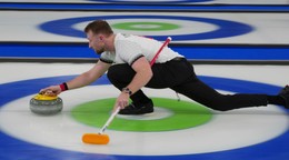 Yannick Schwaller počas curlingovej súťaže na ZOH 2026.