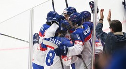 Na snímke radosť hráčov Slovenska po strelení gólu.