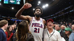 Basketbalista Philadelphia 76ers Joel Embiid v zápase 1. kola play-off NBA proti Bostonu.