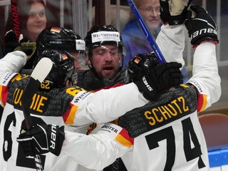 Maximilian Kastner sa so spoluhráčmi teší po strelenom góle v zápase Švajčiarsko - Nemecko vo štvrťfinále MS v hokeji 2023.