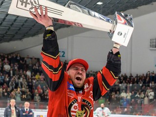 Hráč Prešova Jakub Suja dvíha nad hlavu pohár počas osláv z postupu. 