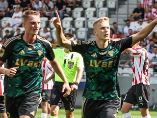 Tomáš Bobček (vpravo) oslavuje gól