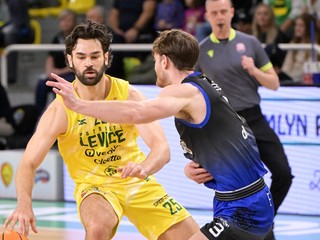 William Glen Carius (Levice) a Todd Jacob Wolf (Košice) v zápase 10. kola Tipos SBL.