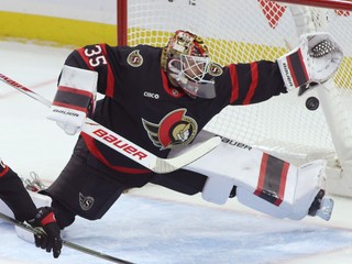 Na snímke brankár Ottawy Senators Linus Ullmark (35) chytá puk do lapačky počas zápasu zámorskej NHL.