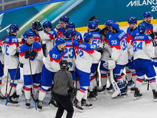 Slovenskí hráči sa radujú po zápase   základnej B-skupiny Švédsko - Slovensko v ľadovom hokeji na zimných olympijských hrách 2026. 