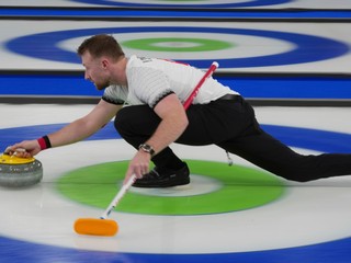 Yannick Schwaller počas curlingovej súťaže na ZOH 2026.