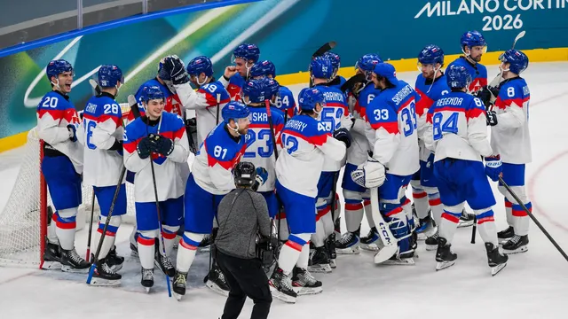 Slovenskí hráči sa radujú po zápase   základnej B-skupiny Švédsko - Slovensko v ľadovom hokeji na zimných olympijských hrách 2026. 