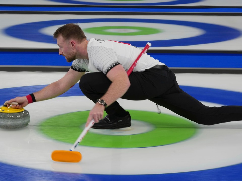 Yannick Schwaller počas curlingovej súťaže na ZOH 2026.