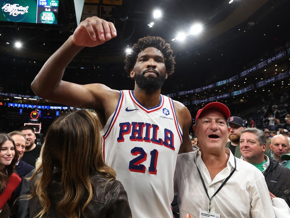 Basketbalista Philadelphia 76ers Joel Embiid v zápase 1. kola play-off NBA proti Bostonu.