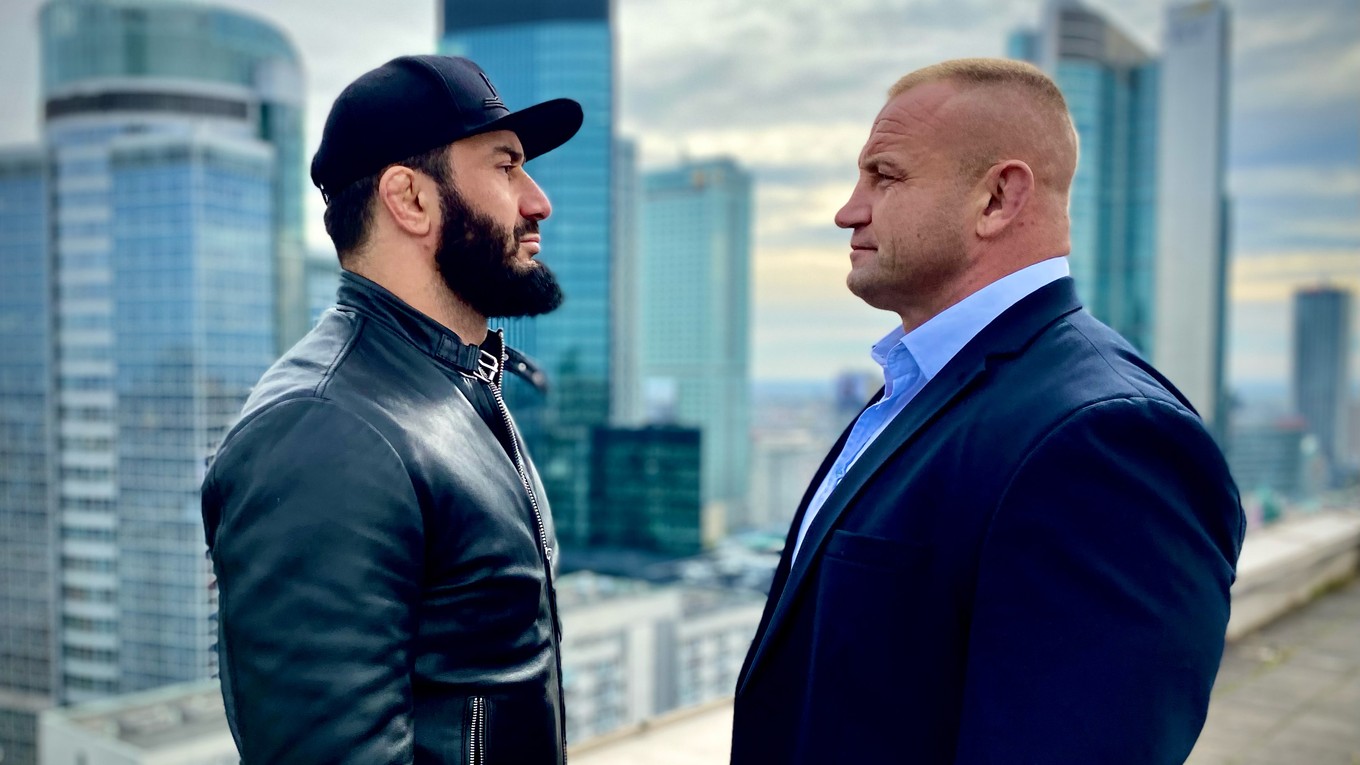 Mamed Khalidov (vľavo) a Mariusz Pudzianowski.