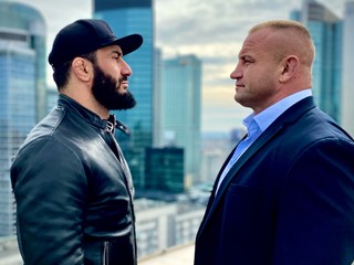 Mamed Khalidov (vľavo) a Mariusz Pudzianowski.