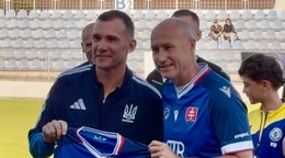 Riaditeľ Internacionálov SR Tomáš Medveď zablahoželal k 50-ke legende Andrijovi Ševčenkovi.