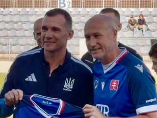 Riaditeľ Internacionálov SR Tomáš Medveď zablahoželal k 50-ke legende Andrijovi Ševčenkovi.