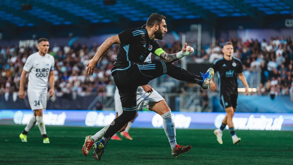 Slovan sa v Nitre natrápil. Na snímke strieľa Barseghyan. 