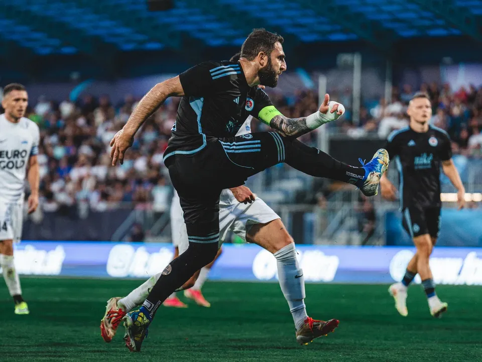 Slovan sa v Nitre natrápil. Na snímke strieľa Barseghyan. 