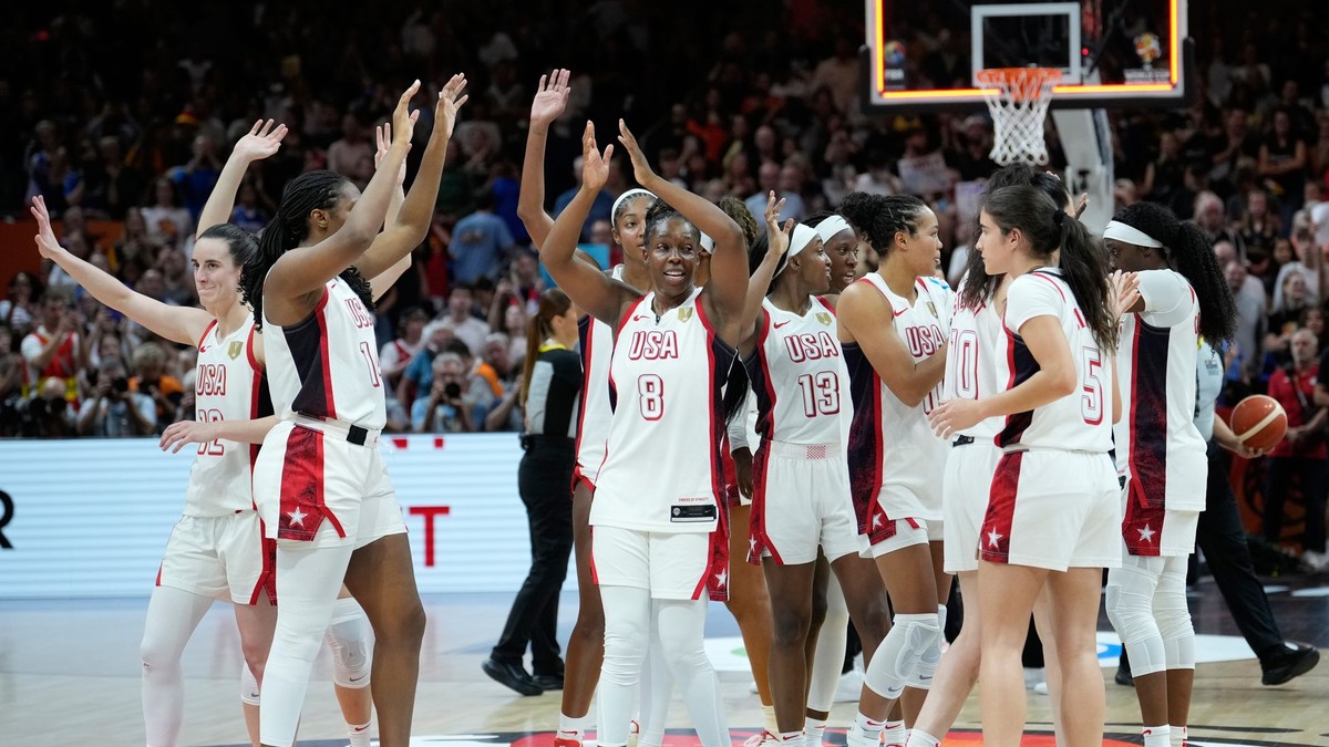 Basketbalistky USA oslavujú výhru vo finále MS nad Francúzskom.