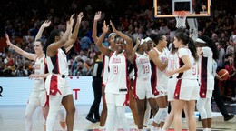 Basketbalistky USA oslavujú výhru vo finále MS nad Francúzskom.