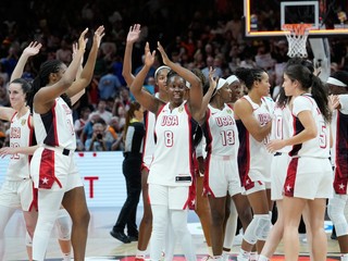 Basketbalistky USA oslavujú výhru vo finále MS nad Francúzskom.