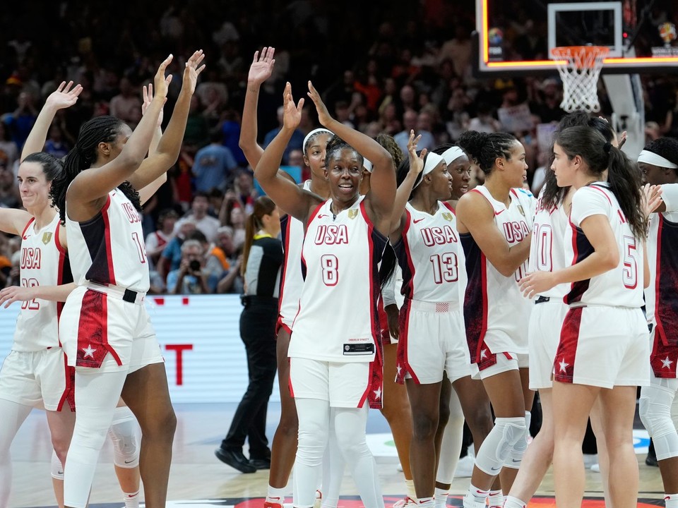 Basketbalistky USA oslavujú výhru vo finále MS nad Francúzskom.