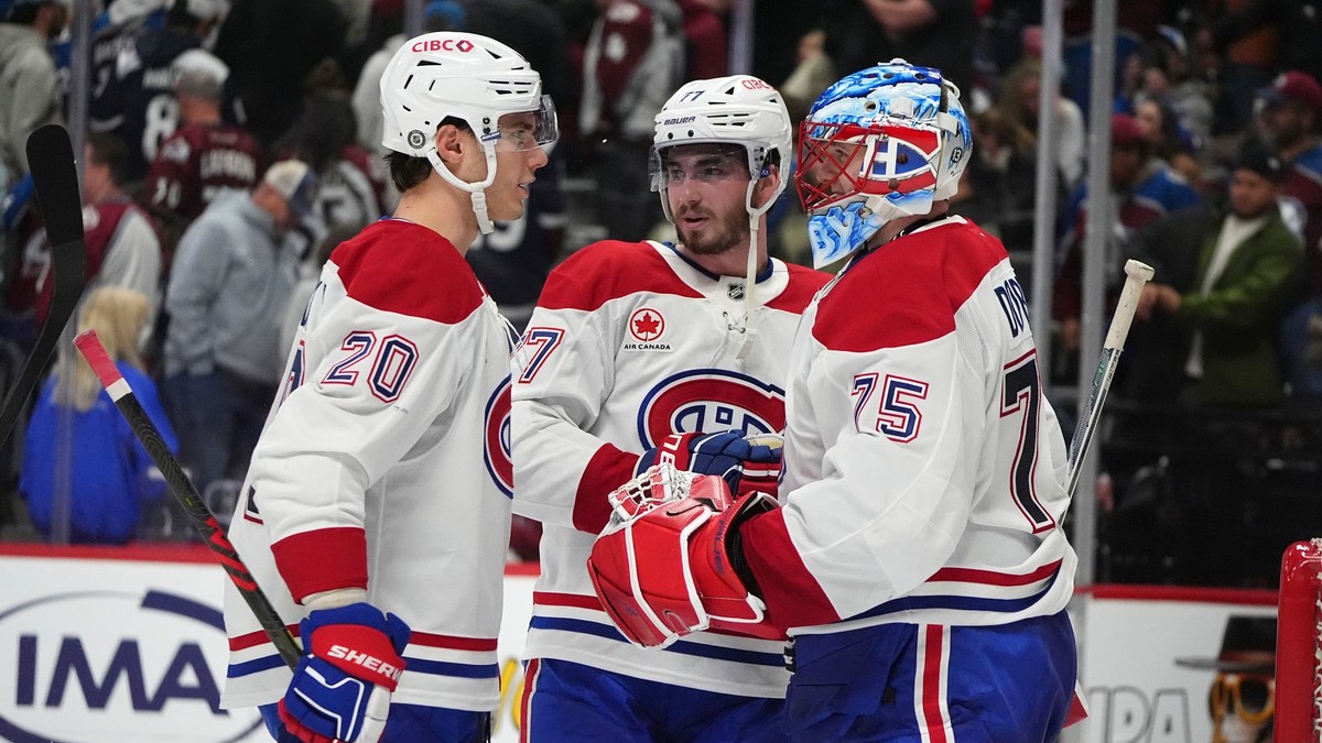 Zľava Juraj Slafkovský, Kirby Dach a brankár Jakub Dobeš po víťazstve v zápase NHL Colorado Avalanche - Montreal Canadiens.