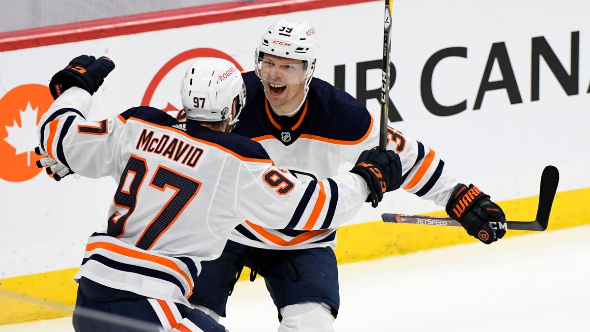 Connor McDavid a Alex Chiasson sa radujú z gólu