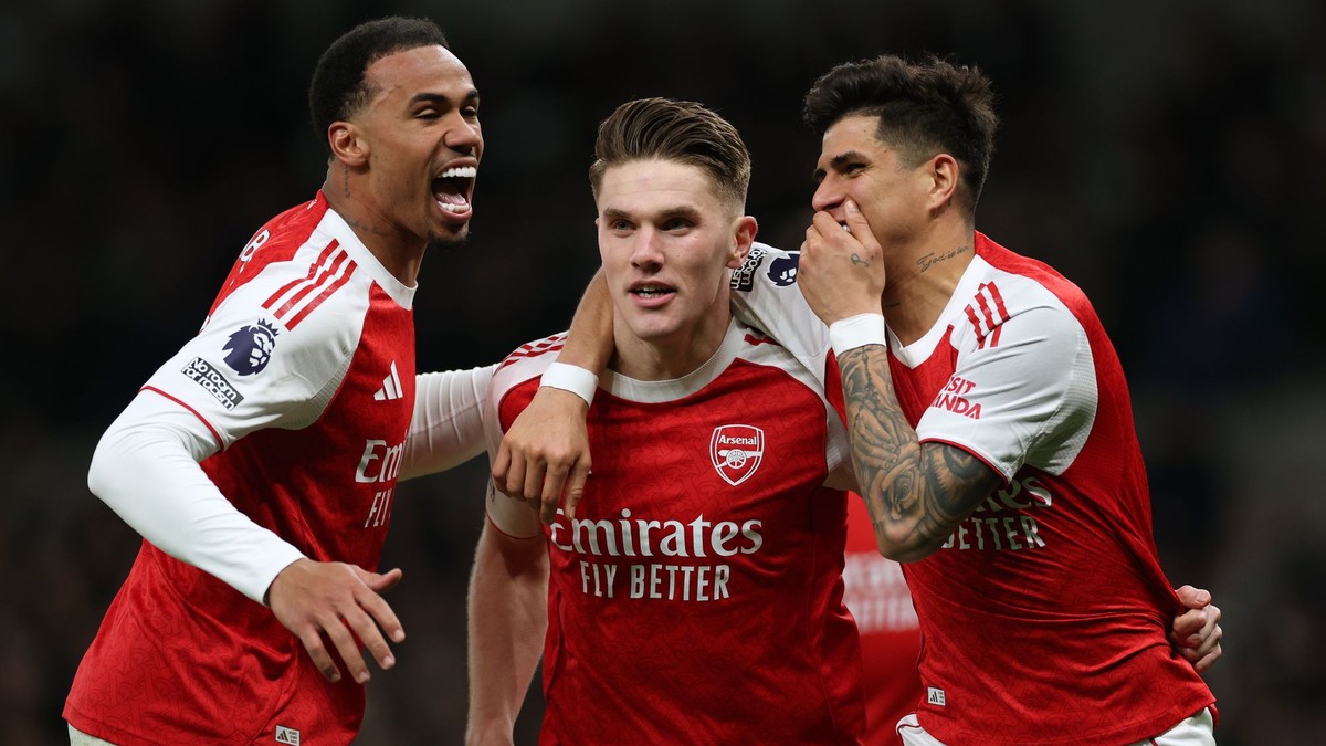 Hráči Arsenalu Gabriel, Viktor Gyökeres a Piero Hincapie sa tešia z gólu