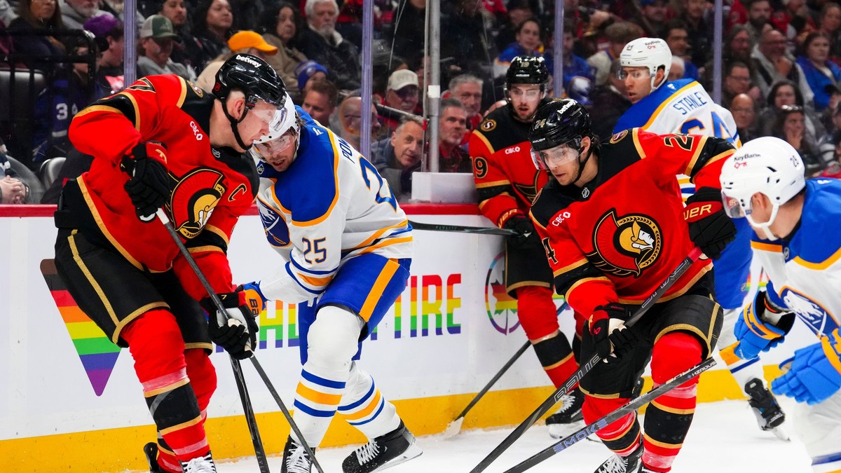 Brady Tkachuk a Dylan Cozens.