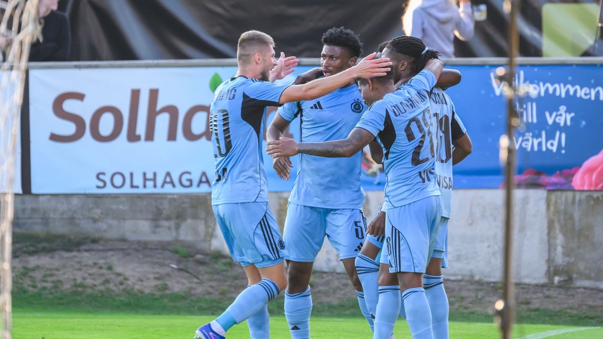 Hráči Slovana sa tešia z gólu počas prvého zápasu 3. predkola Ligy majstrov Mjällby AIF - ŠK Slovan Bratislava.