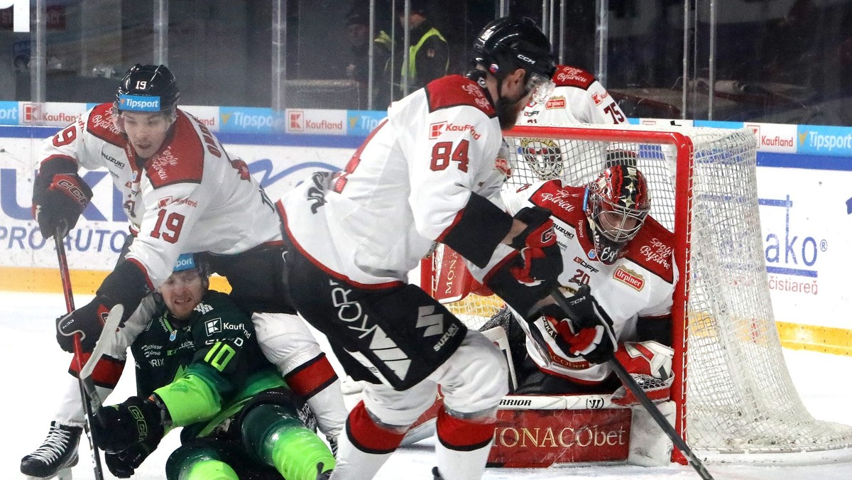 Richard Ondrušek, Vojtech Zelenák a Eugen Rabčan (Banská Bystrica), Miroslav Mucha (Žilina) počas 26. kola hokejovej Tipsport ligy.