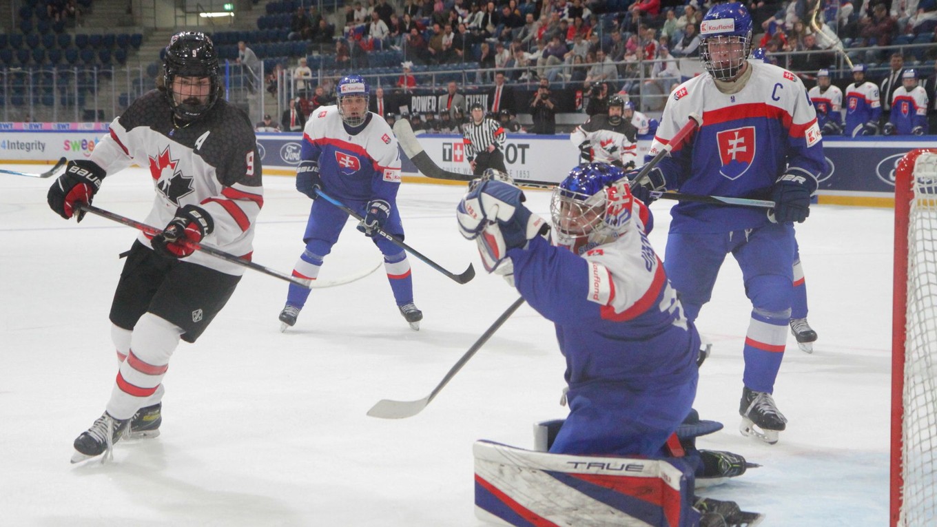 Brankár Samuel Urban v zápase Slovensko - Kanada v súboji o bronz na MS v hokeji do 18 rokov 2023.