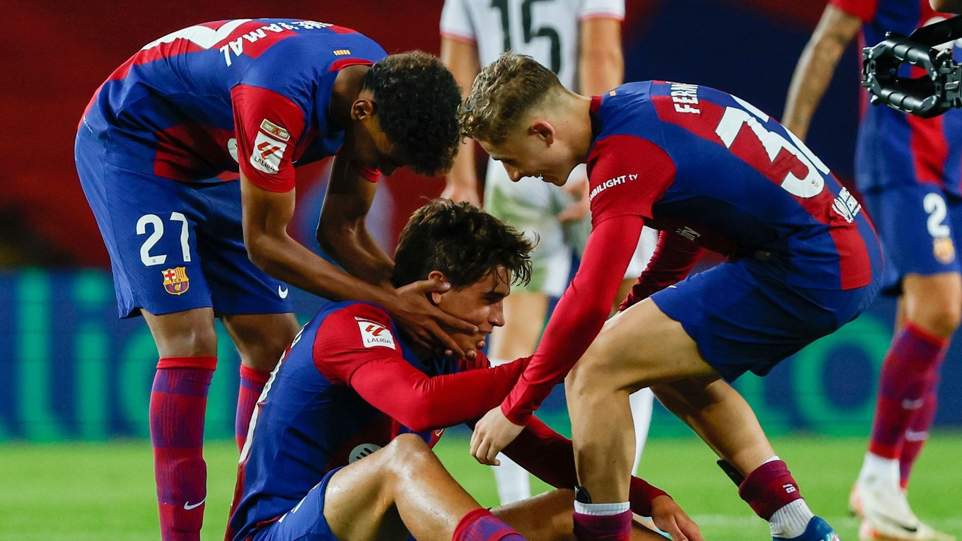 Zľava Lamine Yamal, strelec Marc Guiu a Fermin López sa tešia po strelenom góle v zápase FC Barcelona - Athletic Bilbao.