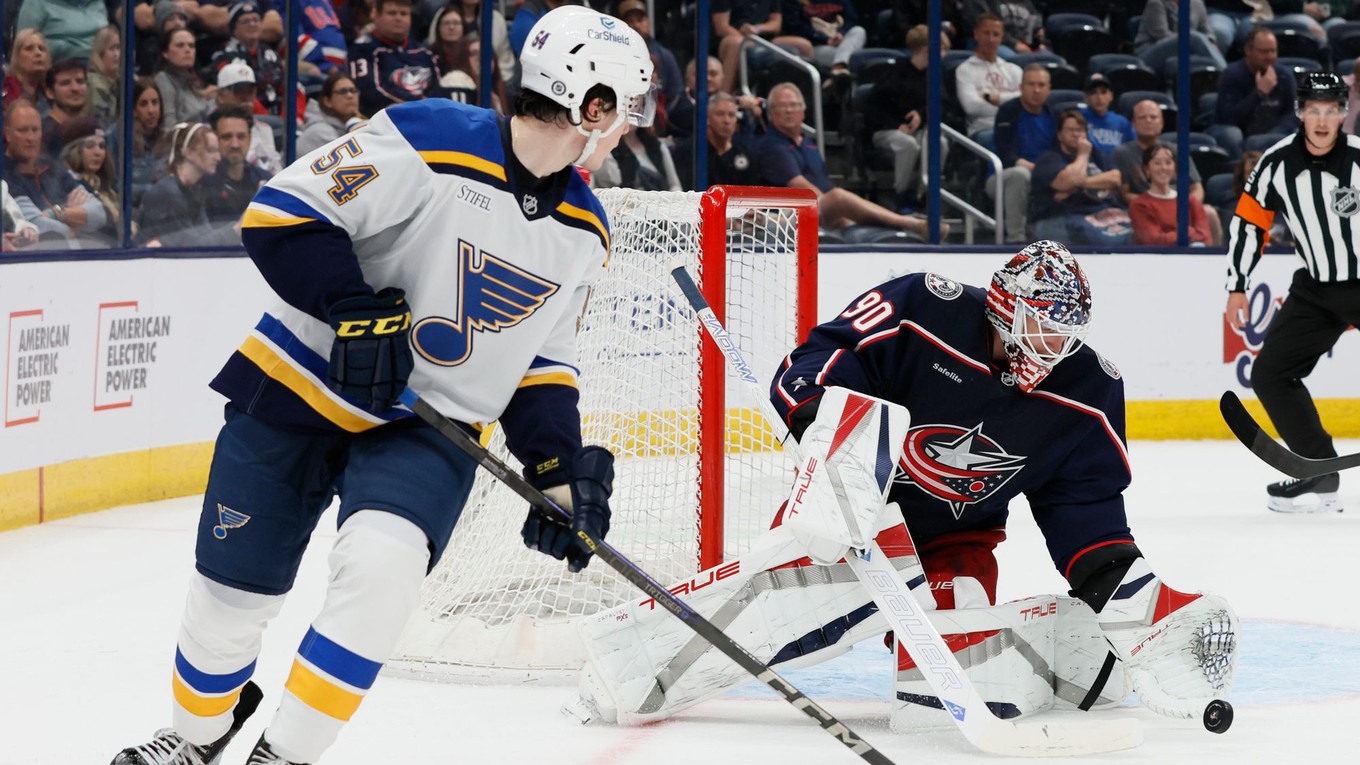 Dalibor Dvorsky a brankár Elvis Merzlikins v prípravnom zápase Columbus Blue Jackets - St. Louis Blues.