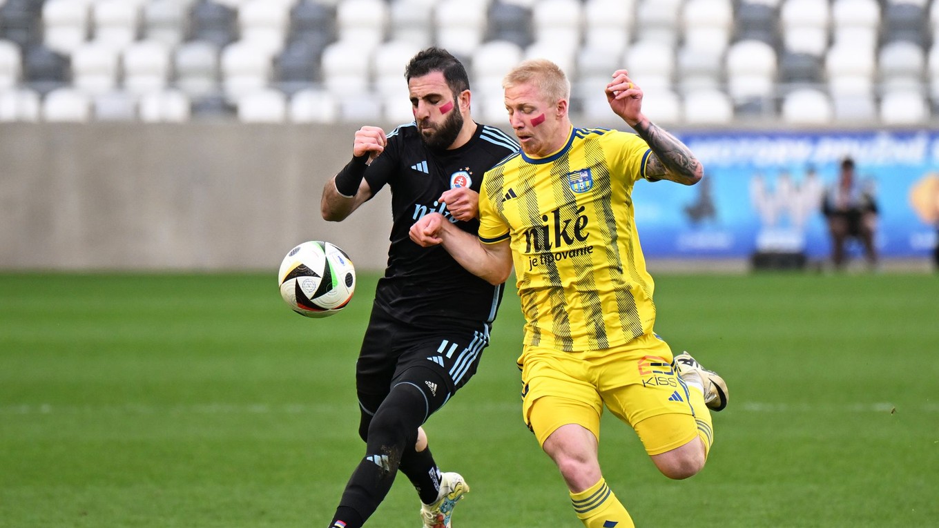 Szilárd Bokroš (vpravo) a Tigran Barseghjan v zápase FC Košice - ŠK Slovan Bratislava v 1. kole skupiny o titul v Niké lige.
