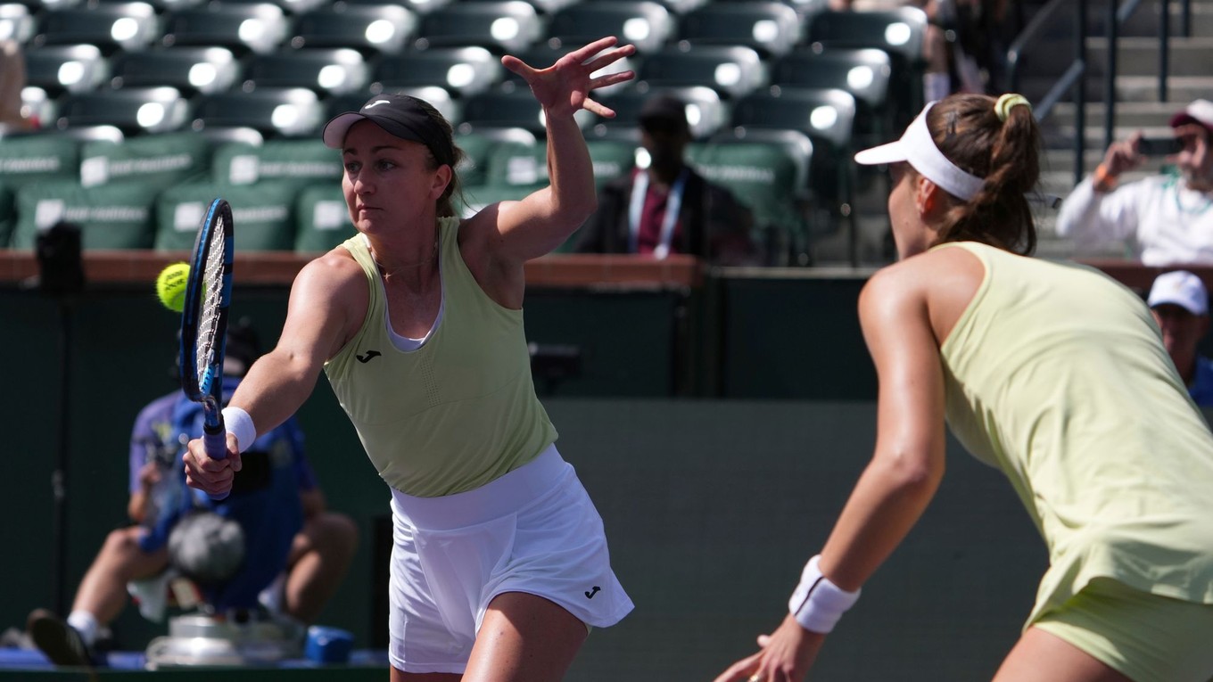 Britská tenistka Olivia Nichollsová, spoluhráčka Terezy Mihalíkovej, odvracia loptičku. 