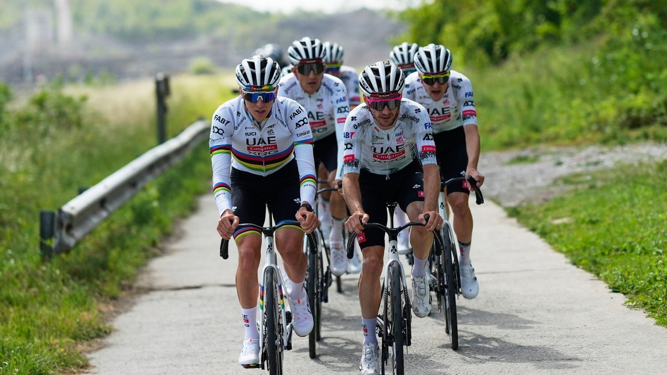 Kompletná štartová listina na Tour de France 2025. Súčasťou UAE Team Emirates - XRG sú aj Tadej Pogačar (vľavo) a Adam Yates.