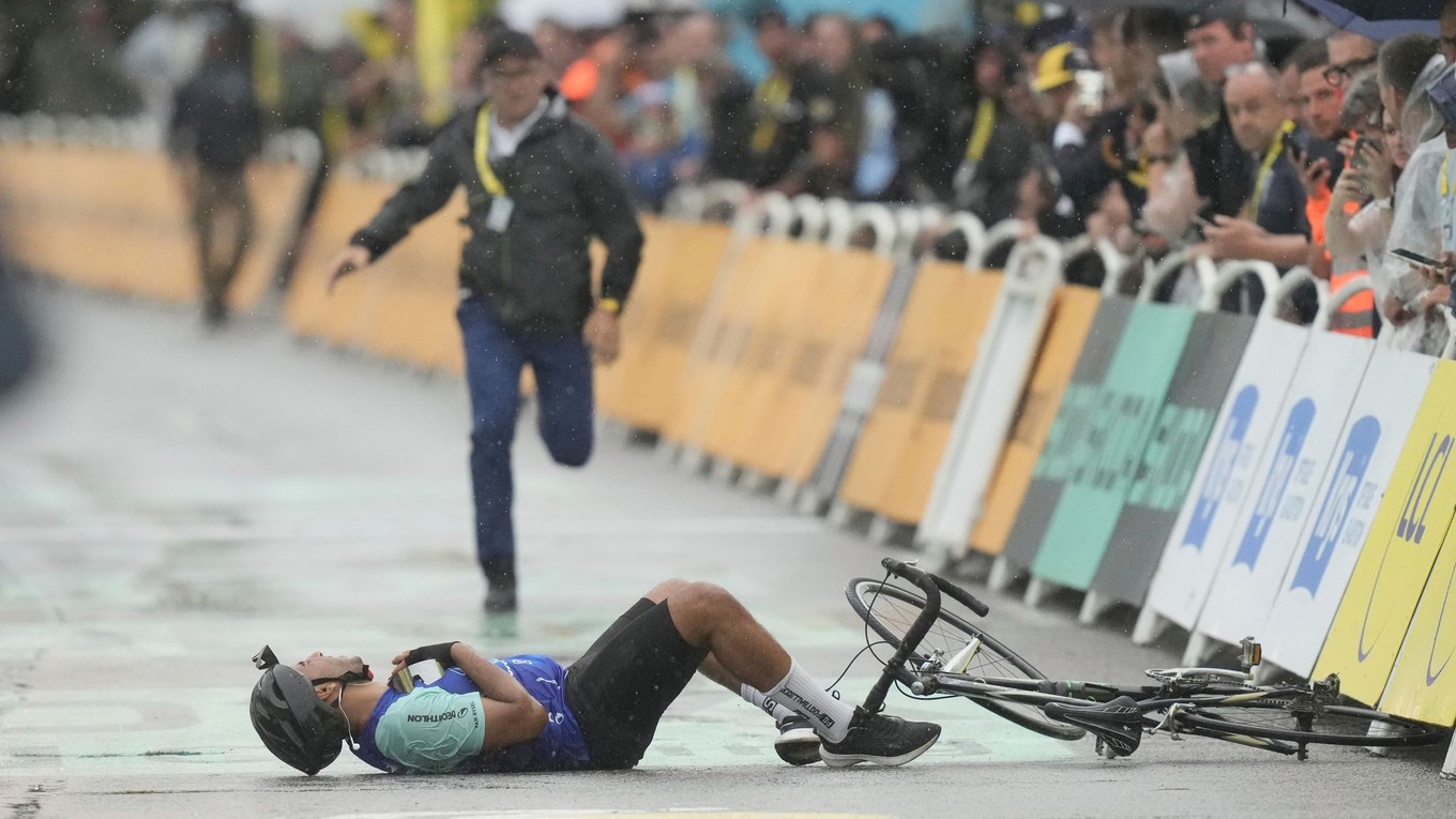 Fanúšik, ktorého spacifikoval policajt v závere 17. etapy Tour de France 2025.