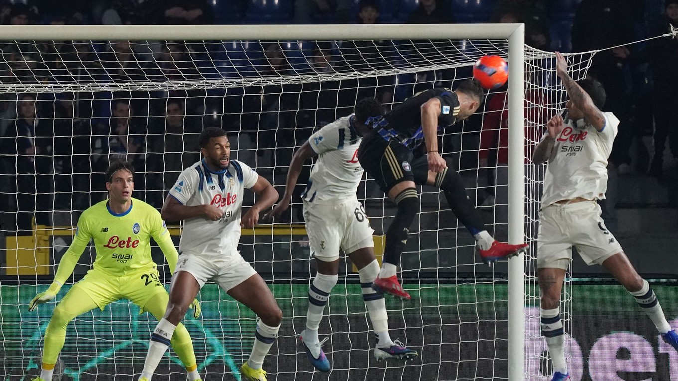 Juan Quadrado z Pisa SC hlavičkuje počas zápasu 21. kola talianskej Serie A Pisa SC - Atalanta Bergamo.